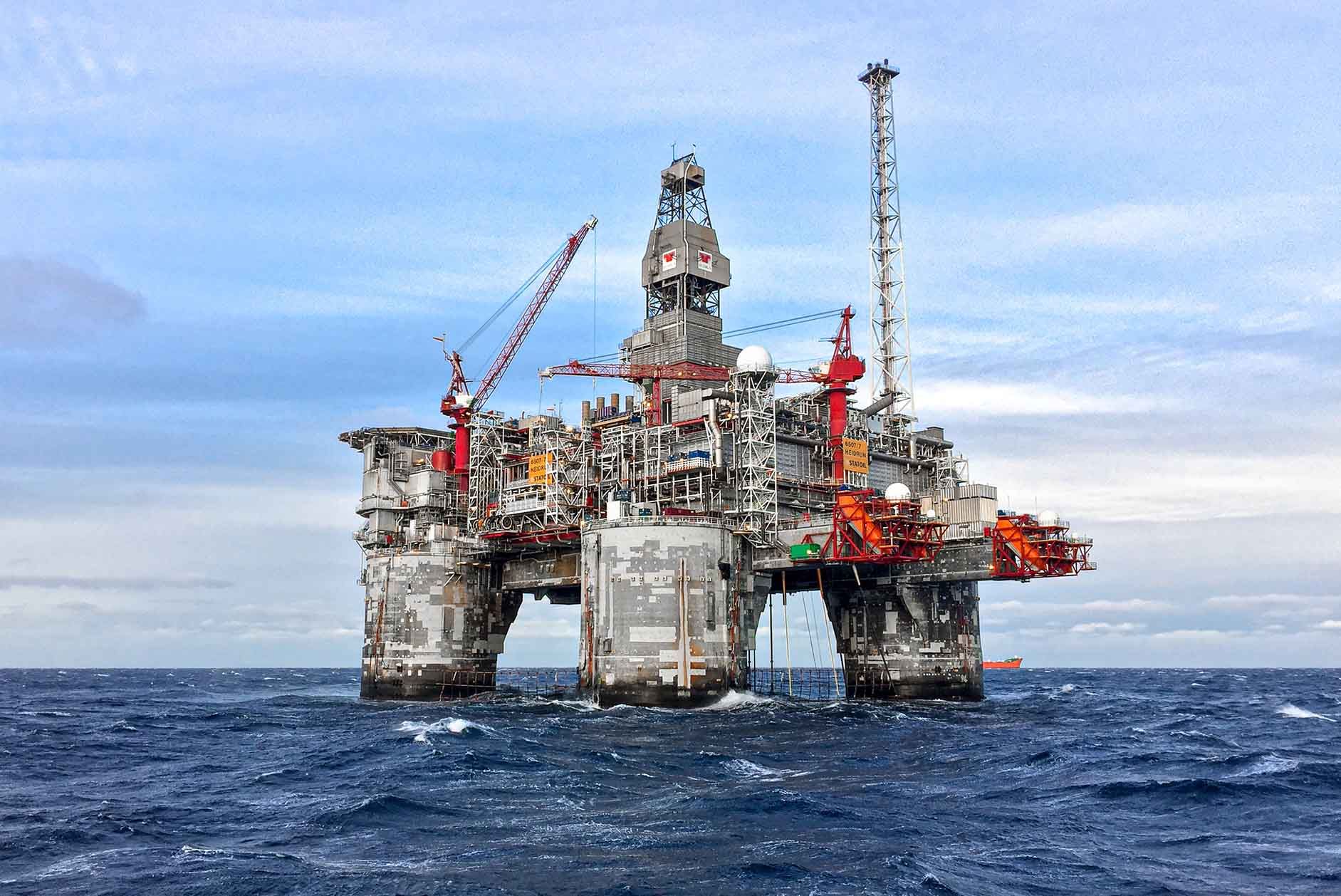 Using mobile private networks to provide maritime connectivity for off-shore infrastructure